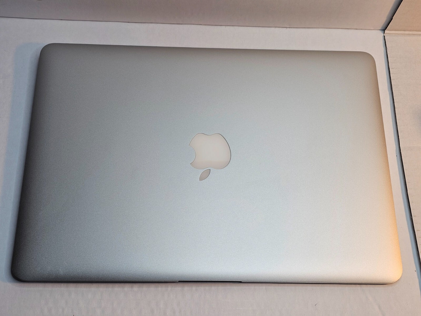 Apple MacBook Air 13.3" A1466 Core i5 1.8GHz 8GB RAM 256GB SSD MacOS Monterey